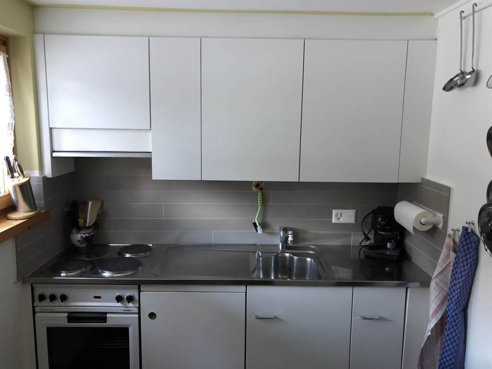 Fridge, dishwasher, cookware/dishes/utensils