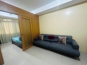 Living area - Timeless 1Br Condo Front of Mall Of Asia (Pasay)