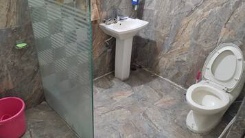 Deluxe Room | Bathroom | Shower, free toiletries, soap, shampoo