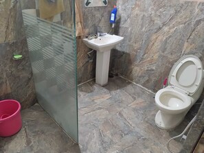 Deluxe Room | Bathroom | Shower, free toiletries, soap, shampoo - The Wood Box (Srinagar)