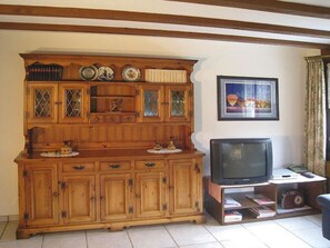 Ein Unterhaltungsschrank aus Holz mit Fernseher darauf.