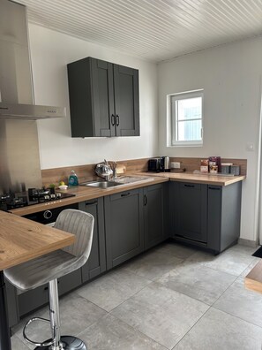 Private kitchen - Two charming fishermen's cottages—just 500 meters from downtown and the beaches! (Saint-Gilles-Croix-de-Vie)