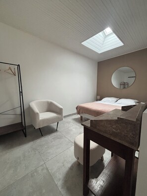 Room - Two charming fishermen's cottages—just 500 meters from downtown and the beaches! (Saint-Gilles-Croix-de-Vie)