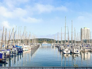Ein Yachthafen mit zahlreichen Booten, die an einer Holzsteganlage liegen.
