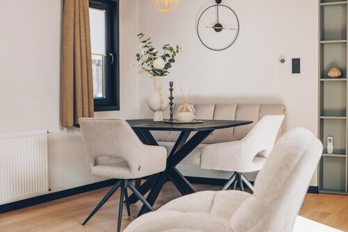 Unwind on your own fenced veranda, surrounded by the green heart of the Veluwe.