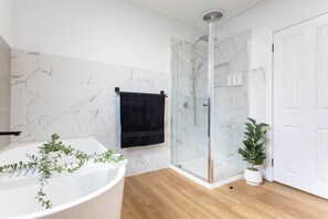 Hiustenkuivaaja, pyyhkeet, saippua, sampoo