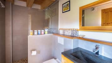 Een douche, een bubbelbad, een haardroger, handdoeken