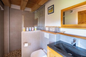 Bathroom - Vrbo Property (Neydens)