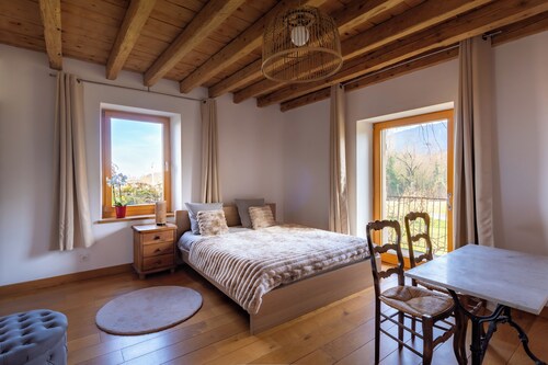 Large 7-bedroom house with a garden and artwork, sleeps up to 17 people
