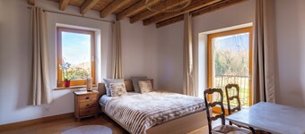 Large 7-bedroom house with a garden and artwork, sleeps up to 17 people