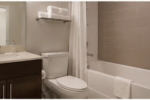 Junior-Zimmer | Badezimmer | Kostenlose Toilettenartikel, Haartrockner, Handtücher, Seife