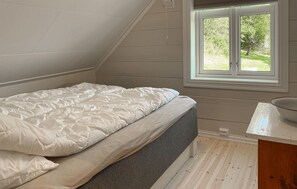 Room - Gorgeous home in Fiskåbygd with house a panoramic view (Fiskåbygd)