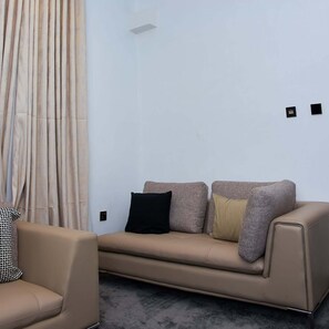 Deluxe-Apartment, Balkon, Stadtblick | Wohnbereich