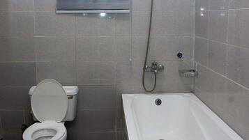 Departamento Deluxe, balcón, vista a la ciudad | Baño | Secadora de cabello, toallas, jabón, shampoo