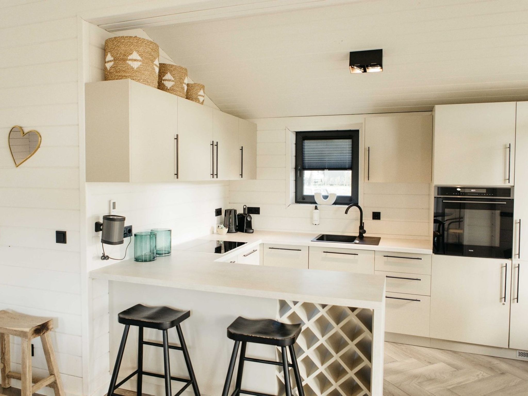 Fridge, oven, dishwasher, cookware/dishes/utensils