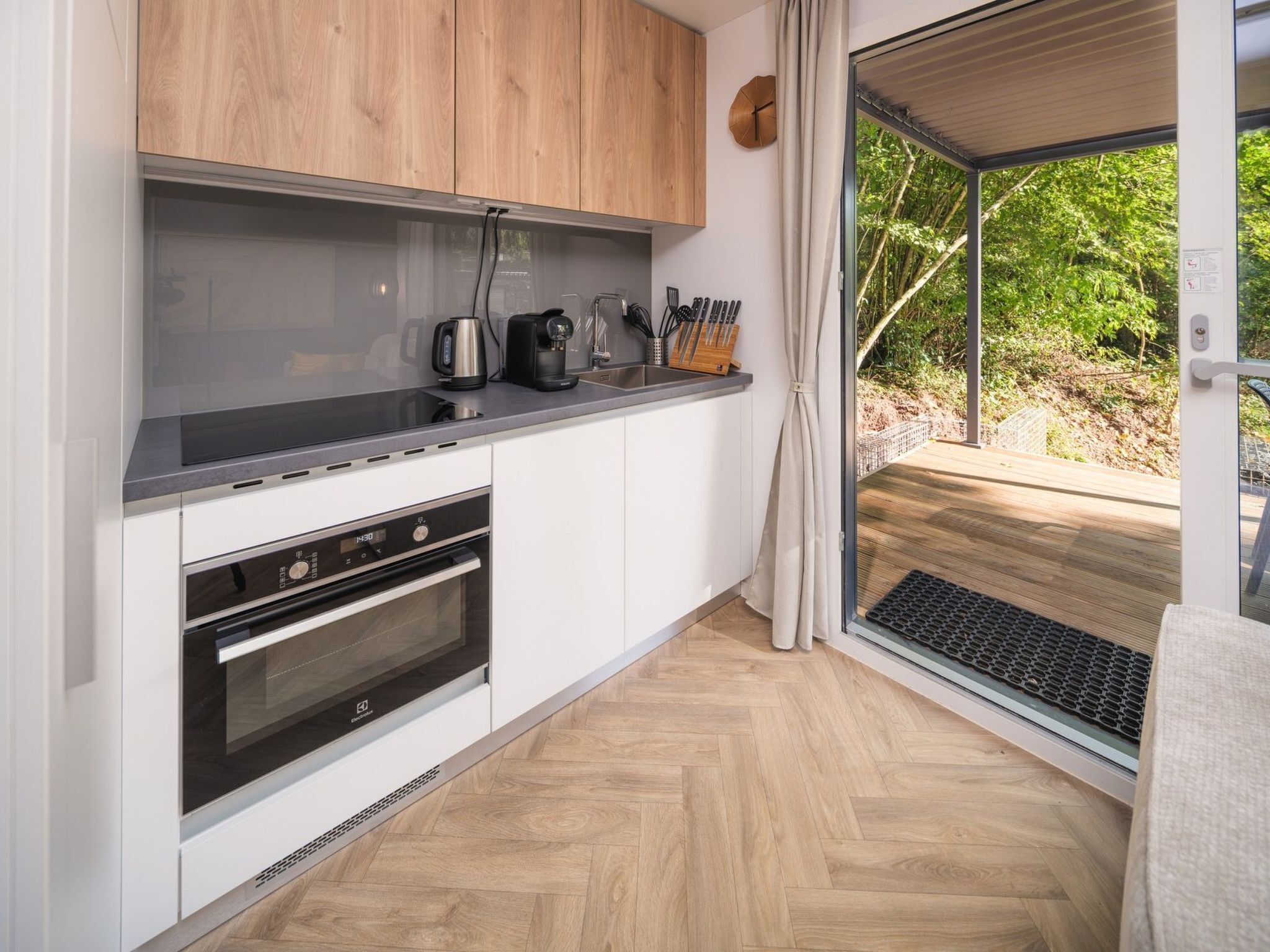 Fridge, microwave, dishwasher, cookware/dishes/utensils