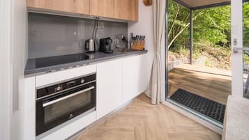 Fridge, microwave, dishwasher, cookware/dishes/utensils