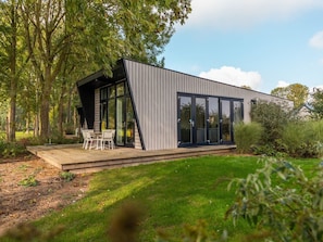 A modern house with a deck, large windows, and a garden. - Vakantiepark Aan de Maas - Weide Lande | 6p by Interhome (Kerkdriel)