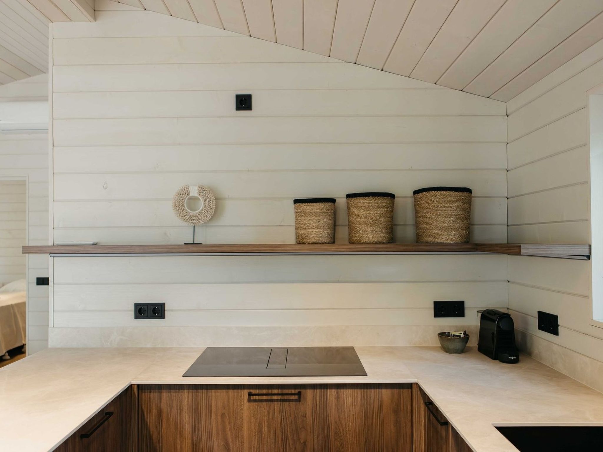 Een moderne keuken met een houten aanrecht, inbouwmeubels en een centraal eiland.