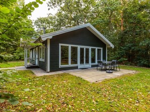 A modern house with a covered patio, large windows, and a garden. - De Wiltzangh - Vennenborg Lodge | 6p by Interhome (Ruinen)