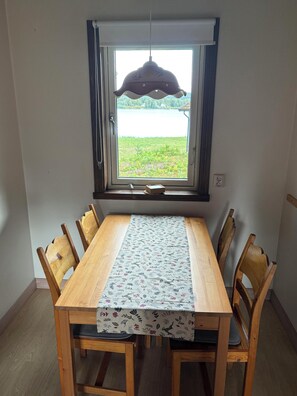Cottage, sân hiên, quang cảnh hồ | Khu ăn uống