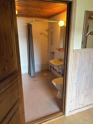 Cottage, sân hiên, quang cảnh hồ | Phòng tắm