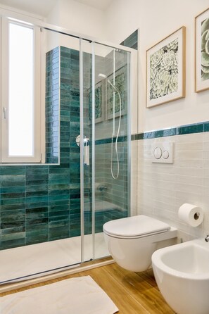 A modern bathroom with a glass-enclosed shower, a toilet, and a bathtub. - Casa e Appartamento Vacanze Gallese 6 (Roma)