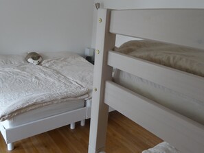 Ein Stockbett mit einem Stofftier im unteren Bett.