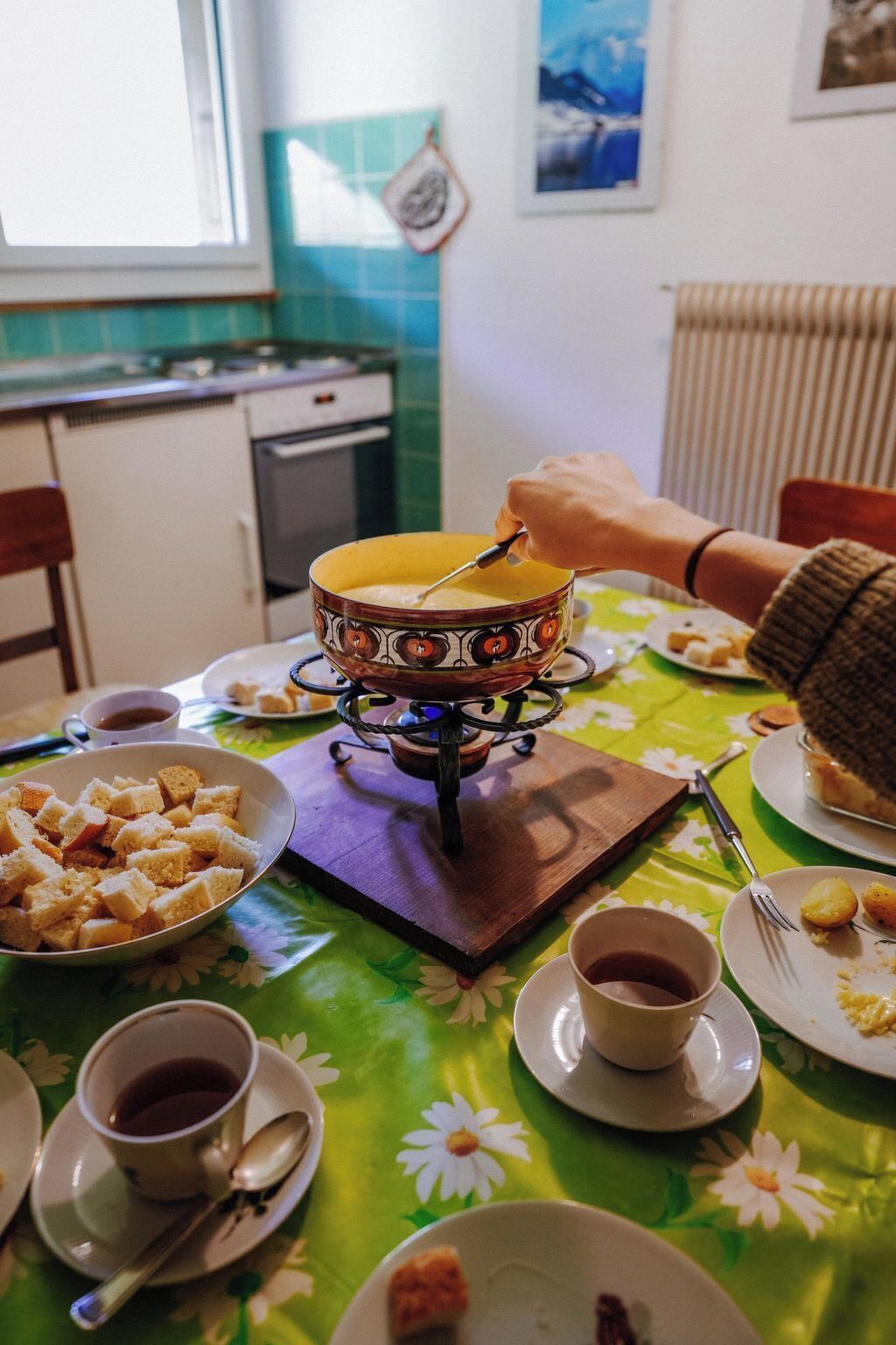 Ein Esstisch mit einer Suppenschüssel, einer Brotteller und einer Teetasse.