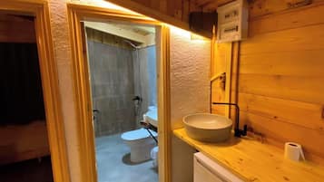 Standard Suite | Bathroom | Free toiletries, hair dryer, towels, soap