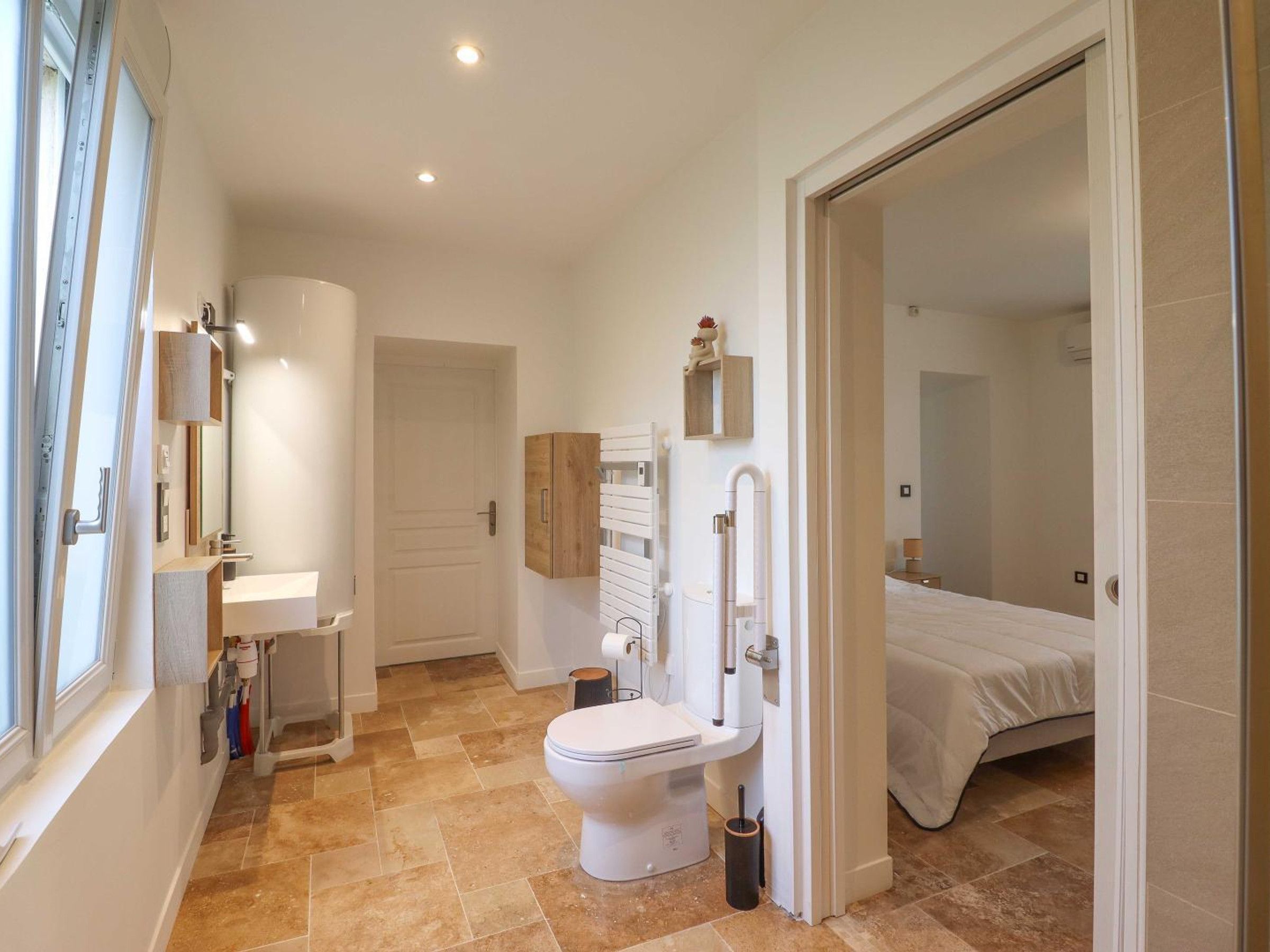 Un baño moderno con inodoro, lavamanos y zona de ducha.