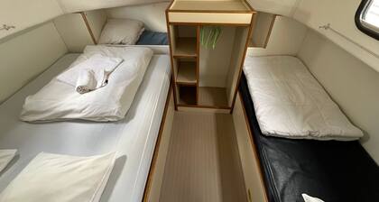 Stay on a boat, port ambiance - 5 guests