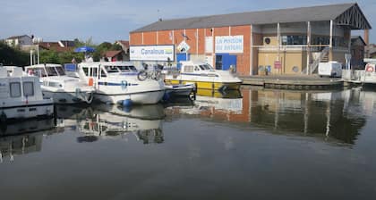 Moored boat stay - 7 to 9 guests