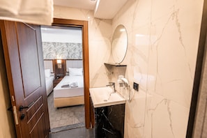 Classic-værelse med 2 enkeltsenge - byudsigt | Badeværelse | Hårtørrer, håndklæder, Sæbe, Shampoo