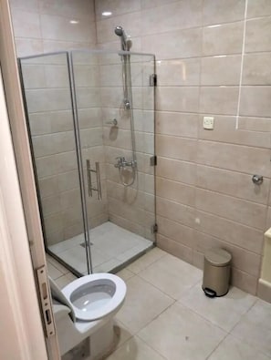 Dusche, kostenlose Toilettenartikel, Haartrockner, Handtücher
