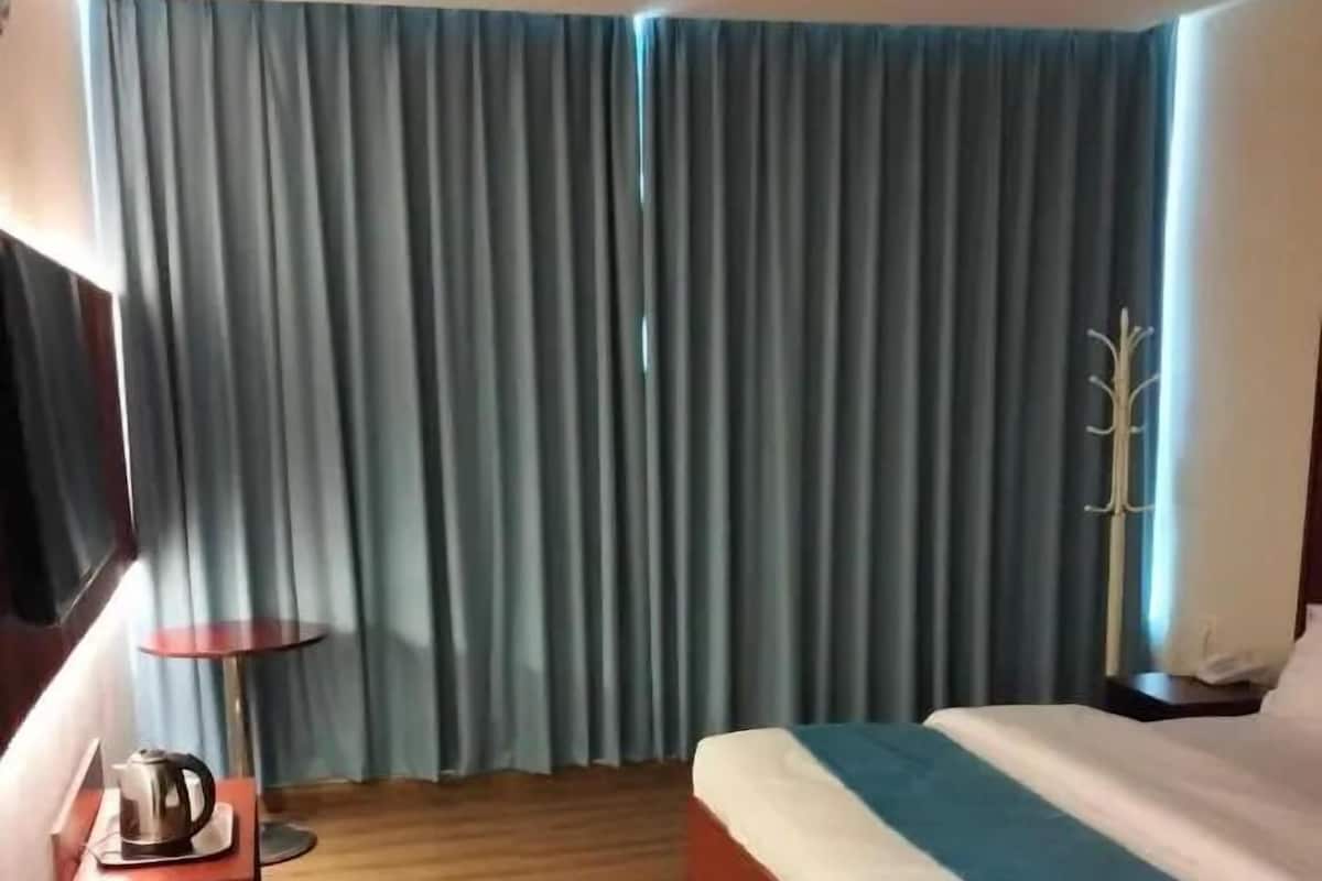 Executive-Suite, Stadtblick | Zimmersafe, Bügeleisen/Bügelbrett, kostenloses WLAN