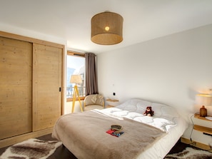 Room - Top-floor apartment, piste view - 6 guests (Huez)