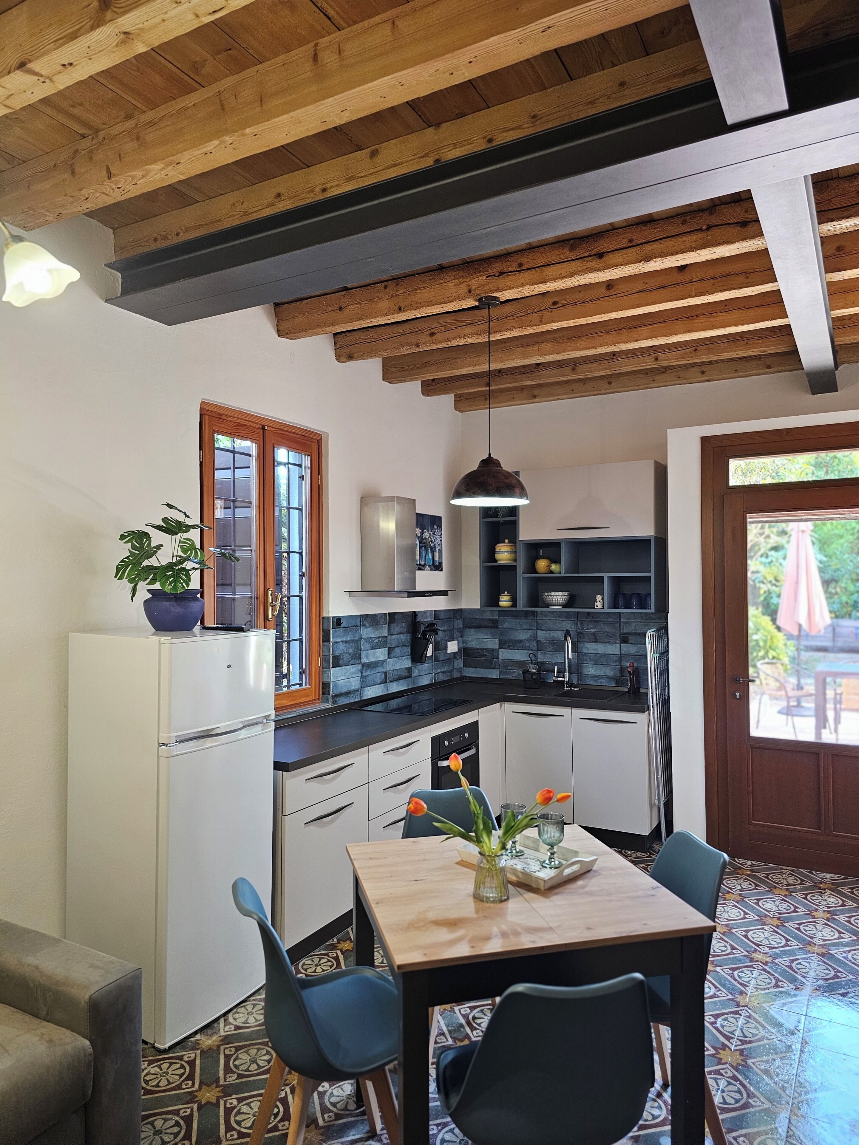 Coffee/tea maker, fridge, oven, stovetop