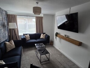 Living area - 2-bed Apartment, Sleeps 4 With Parking & Garden (Shrewsbury)