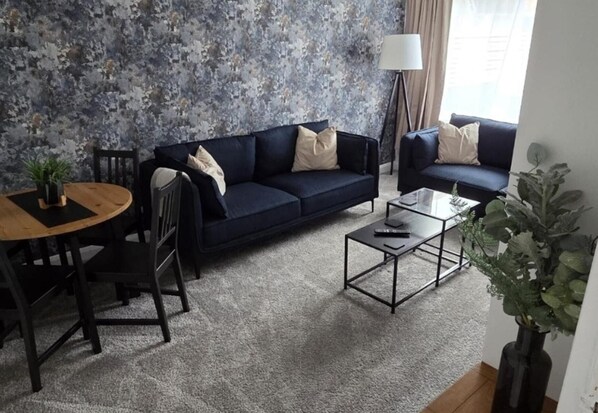 Living area - 2-bed Apartment, Sleeps 4 With Parking & Garden (Shrewsbury)