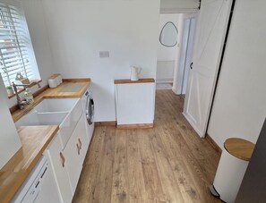 Private kitchen - 2-bed Apartment, Sleeps 4 With Parking & Garden (Shrewsbury)
