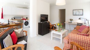 Un espacio moderno para vivir con comedor, cocina y zona de estar.