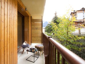 A wooden balcony with a view of a mountain and trees. - T2 Apartment, central and quiet - 4 guests (Les Deux Alpes)