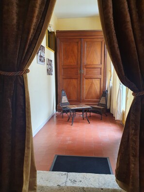A room with a wooden wardrobe, two chairs, and a bench. - Charming house with a garden, ideal for families, close to shops and lakes (Brienne-le-Château)