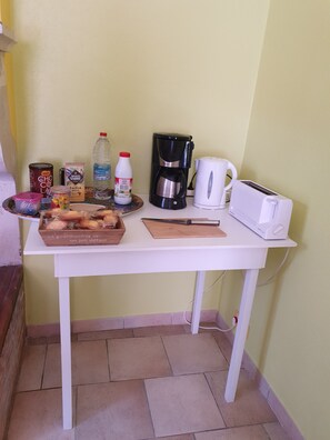 A kitchen counter with a toaster, coffee maker, and a box of bread. - Charming house with a garden, ideal for families, close to shops and lakes (Brienne-le-Château)