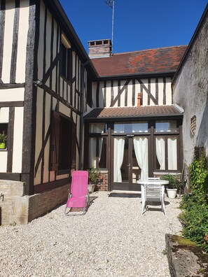 Outdoor dining - Vrbo Property (Brienne-le-Château)