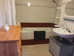 Bathroom - Vrbo Property (Brienne-le-Château)