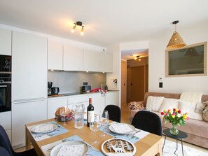 Dining - Apartment, ski-in/ski-out, piste view (Huez)