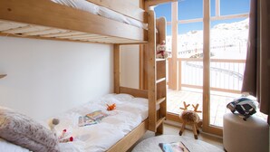 A bunk bed room with a window view of a snowy landscape. - Spacious apartment, slope view - 10 guests (Huez)