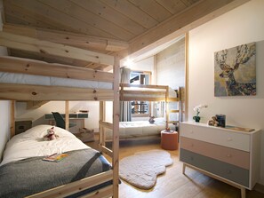 A room with bunk beds, a desk, a dresser, and a painting. - Magnificent top-floor apartment - 8 guests (Huez)